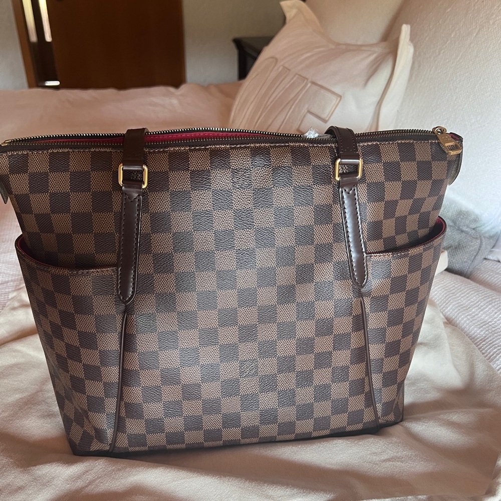 Louis Vuitton Totally Mm in damier Ebene.